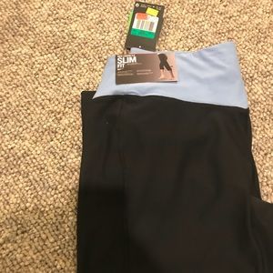 NWT Nike slim fit knee leggings!!